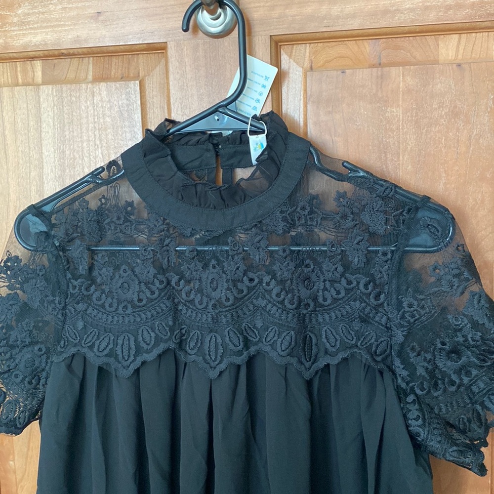 Super cute & lightweight cocktail dress.Flowing body makes it very comfortable